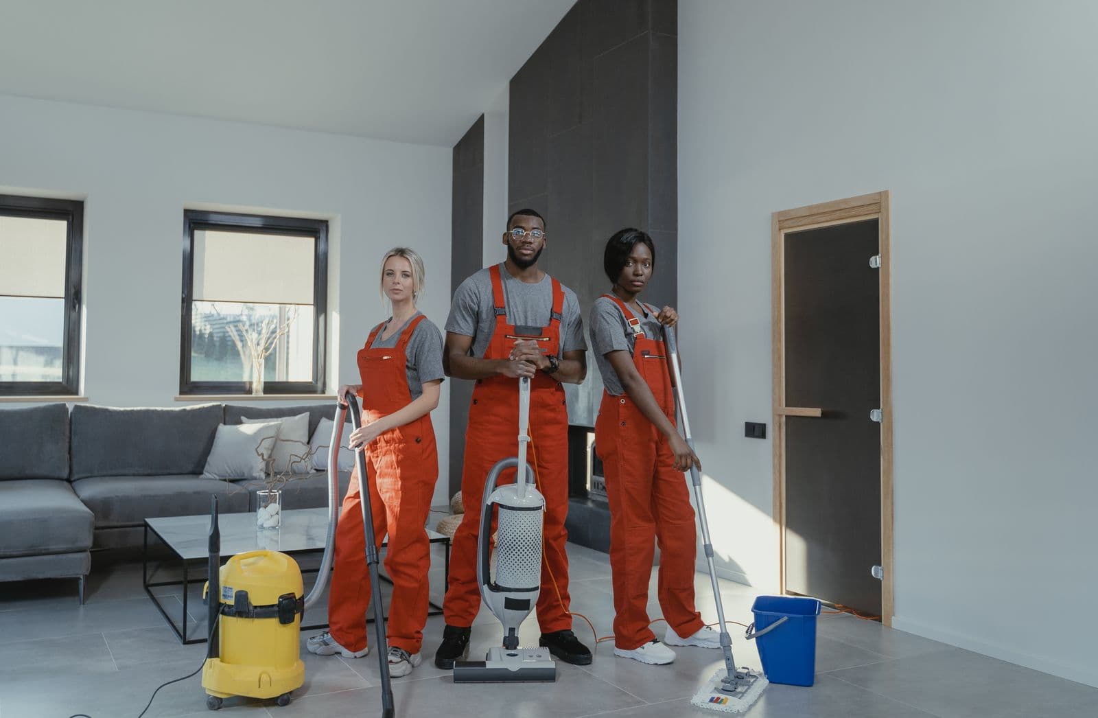 MOPORA professioneel schoonmaakteam aan het werk in een moderne bedrijfsruimte